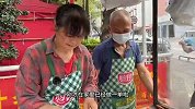 60多岁老夫妻做了10多年的鸡蛋汉堡摊，满满1个5块，一天要做500个