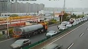 上海早高峰一槽罐车高架桥逆行致拥堵 有急救车被堵车流中