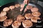 光看这份肉，就知道这汉堡很好吃！