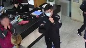 快递员遭客户诬陷崩溃大哭：一件赚5毛钱，扔地上都没人捡