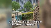 女子见大爷捡废品好心送粥，结果大爷一句话令女子破防：我有退休工资