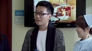 男子坐在病床上要亲美女，前妻在一旁搞笑了