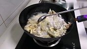 饭店的泥鳅都这样红烧，太香了，上桌汤汁都被抢光了，超过瘾