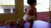[搞笑]尿裤娃饭桌上演终极桑巴舞