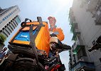 【上海】外卖员送餐时竟在走廊随地小便 还把餐盒放在地上