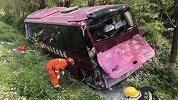 陕西一客运班车与厢式货车碰撞：客车冲出护栏翻车 致18伤