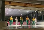 向美之心不可挡！武汉大妈地铁口跳舞 网友：为减肥不惧暴雨