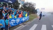 中甲我云来了！球迷夹道欢迎支云归来 欢呼+烟花是标配