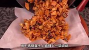 把饺子皮放进滚烫的油锅中，出锅变成一道美食