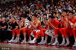 汉语响彻NBA夏季联赛！中国男篮对阵雄鹿全场球迷中文高喊加油