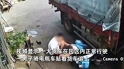 货车正常行驶遭“碰瓷”，男子贴货车行驶，顺势一倒将车塞货车下