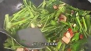 又到了吃空心菜的季节，江西人最喜欢用辣椒爆炒，几分钟就能搞定