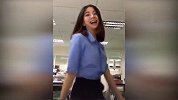 办公室女孩休息期间大跳热舞意外走红，网友直呼太可爱