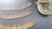 男子整理父亲遗物时发现神秘黄布袋 打开一看竟是100余发子弹