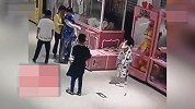 河南3家长带2孩子商场内疯狂摇晃娃娃机后推倒，还拿走游戏币