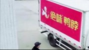 绝味食品公告：绝味食品董事赵雄刚突发疾病去世