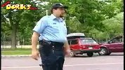 警察初学魔术,把被人的驾照变没了