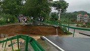 湖北罗田强降雨引发山洪，部分道路、河渠被冲毁 消防紧急排险