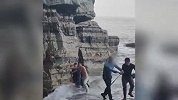 游客失足坠海，现役海军跳海拽衣领相救，军民联手搭“人链”救回