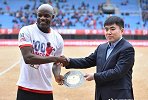 辽足百场忠臣获球迷欢呼 詹姆斯赛前身穿纪念T恤领取纪念奖盘
