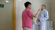 姐夫得病行动不便 男子伺候他如厕都费劲