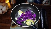 紫甘蓝怎么吃，简单又好吃的紫甘蓝炒鸡蛋，超级下饭
