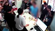外卖小哥等餐等到崩溃砸东西发泄 遭店家持漏勺暴打抱头痛哭