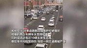 成都科华北路车祸近10辆车受损，现场无人员伤亡，事故原因调查中
