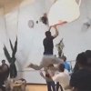 霸气暴力隔扣！全场乐翻背景板实在太惨