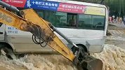 突发！湖南涟源一中巴车险被激流围困车轮悬空 车内有老人小孩