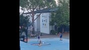 所有篮球少年的梦想 小伙接女友喂球练投篮