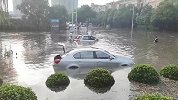 洛阳暴雨致道路积水严重，车辆被淹 交警泡齐腰深水中救援
