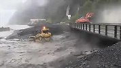 旅游-超惊险！推土机司机冒着危险在洪水的冲击下工作