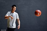林书豪抵京微纪录片：首钢高层及主教练雅尼斯接机献花