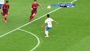 西塞禁区内闪转腾挪连续穿裆 难过三关倒地裁判无视