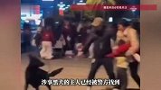 措不及防！恶犬突然冲进广场舞人群，扑咬2名孩童，惊险一幕曝光