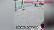 后怕！老人横穿马路冲抱女童，哥哥及时喝止，妈妈：老人说认错了