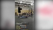 首钢官方直播球员分批训练 朱彦西进门蹦迪遭翟晓川无情嘲笑