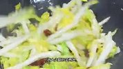 大鱼大肉吃腻了，赶紧炒个白菜解解腻吧，酸辣开胃又下饭