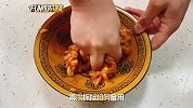 青椒肉丝用鸡肉炒，炒熟后青椒碧绿肉丝嫩滑，味道比猪肉好吃多了
