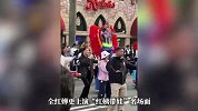 全红婵与杨倩现身环球影城一起跳舞，上演“红姨带娃”名场面，暖心哄慰小朋友