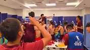 实拍U17国足小伙子们在更衣室激情庆祝