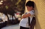 江苏镇江一父亲将暴打儿子视频发班级群 警方已介入调查
