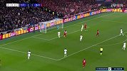 第33分钟拜仁慕尼黑球员莱万多夫斯基射门 - 打偏