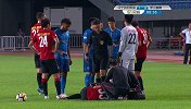 这脚太狠！辽足外援被刘小龙鞋钉踹到头部 救护车紧急入场