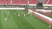 定位球成破门良机 邹仲霆头球攻门皮球擦着立柱飞出底线