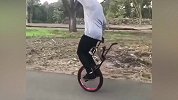 人家这才叫骑车 外国达人秀小轮车技