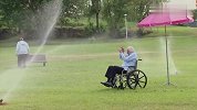 刚把老人推到草地，一扭头草地就喷出水，路人脸色大变