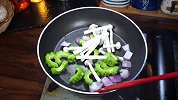 苦瓜怎么做好吃，简单又好吃的苦瓜炒海鲜菇，超级下饭