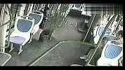 监控拍2男子持钢管毒打公交司机劝架乘客遭威胁